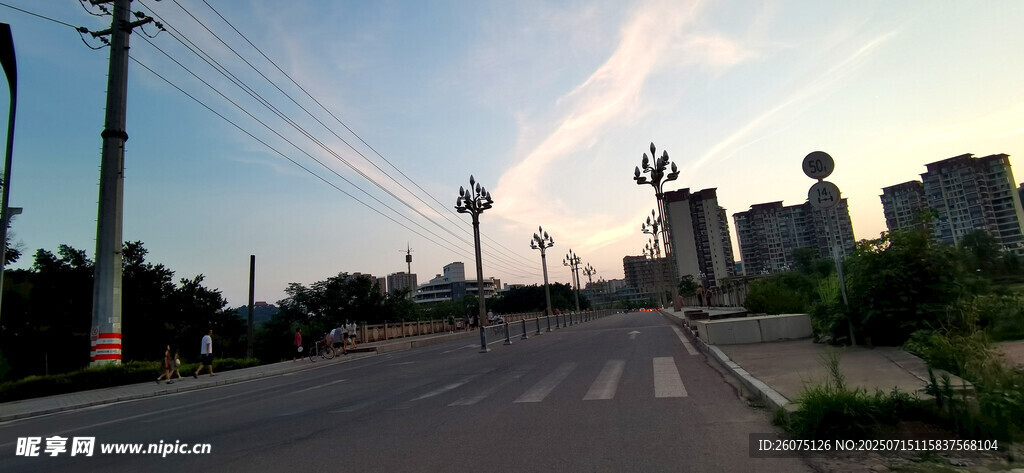 城郊道路黃昏景象