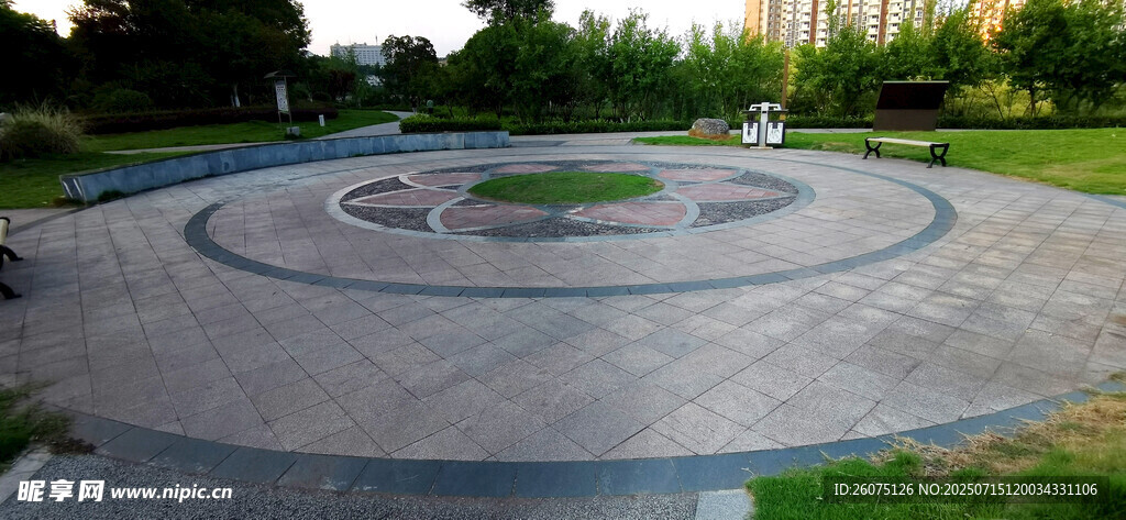公園入口的圓形廣場(chǎng)景觀