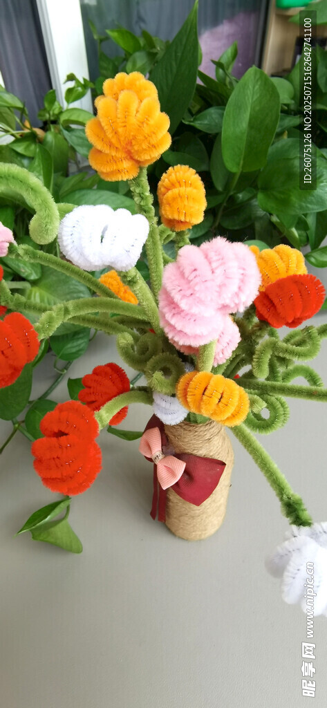 多彩手工花插于創(chuàng)意容器中