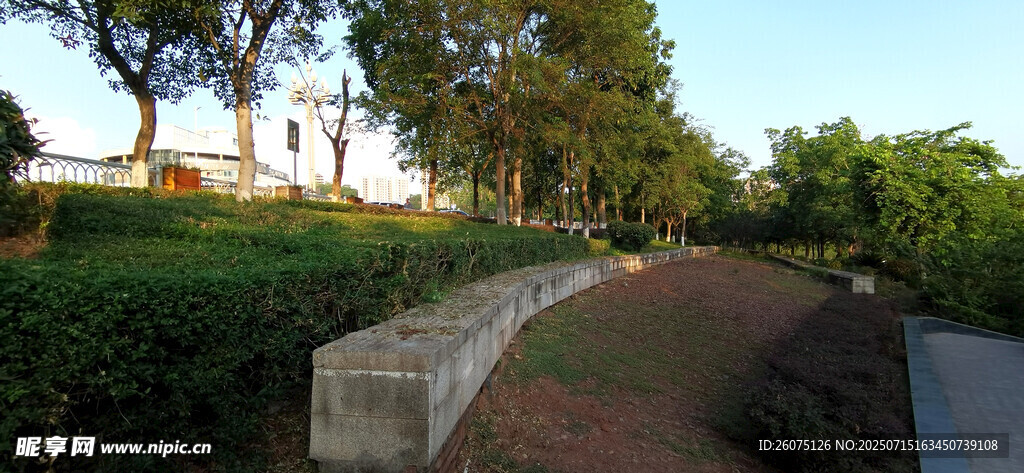 城市公園中的休息石凳