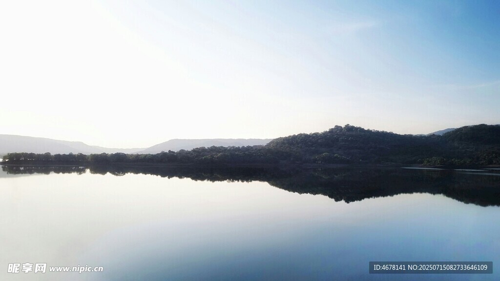 寧靜湖面與遠(yuǎn)山倒影