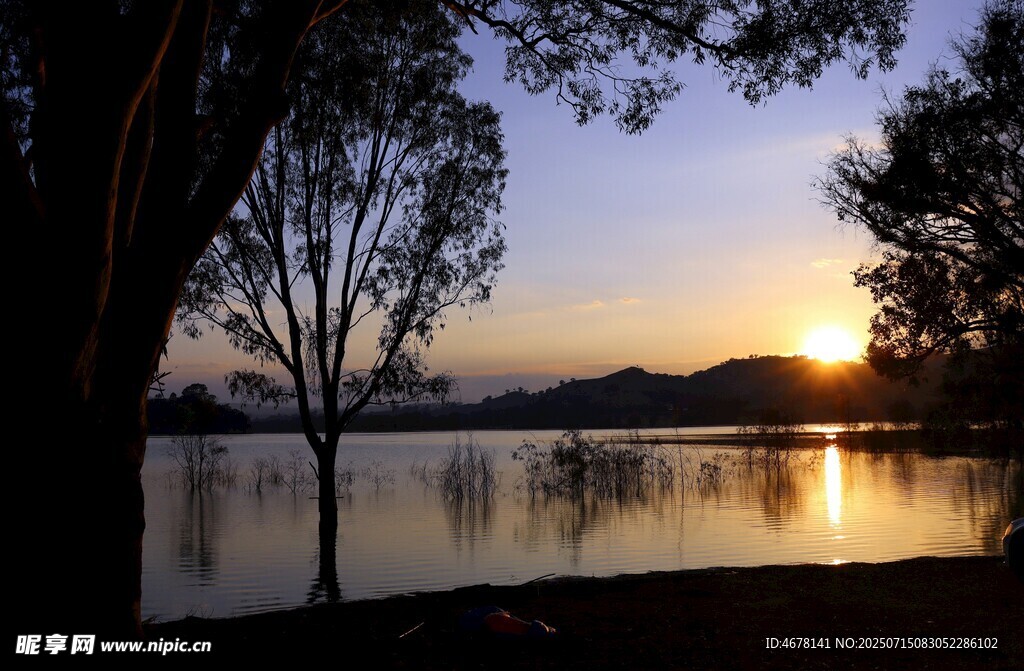 湖畔夕陽下的靜謐美景