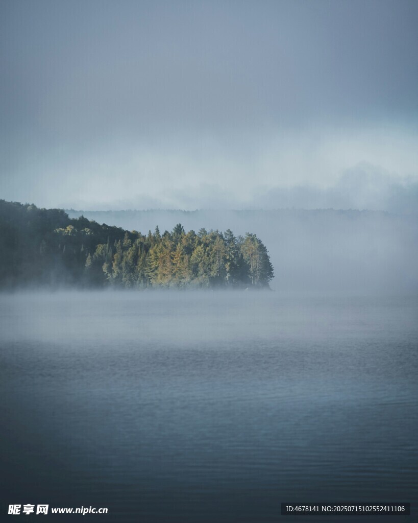 霧中湖畔景色