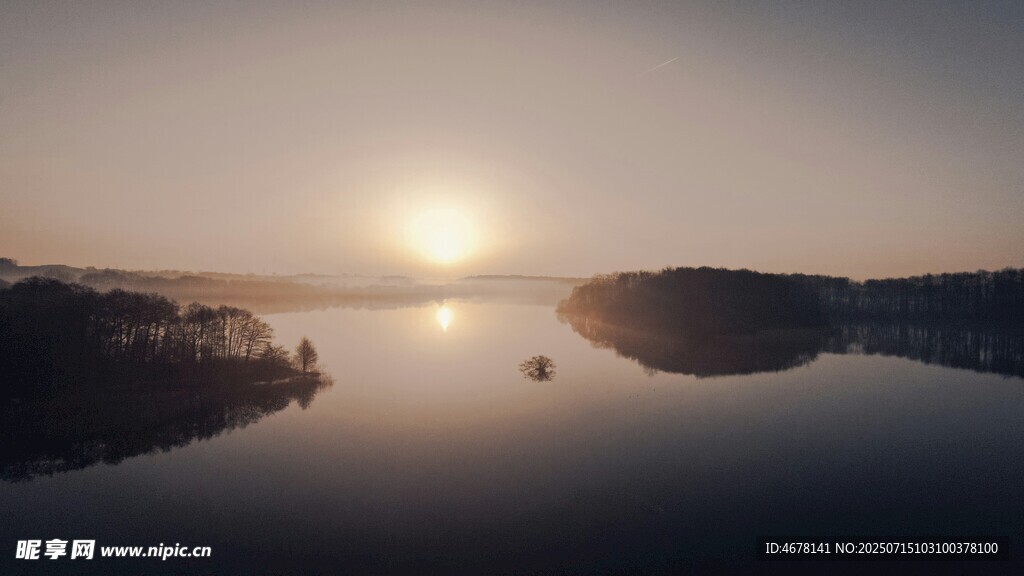 日落時分的靜謐湖景