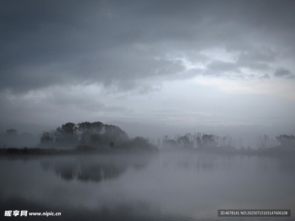 霧靄籠罩下的靜謐湖景