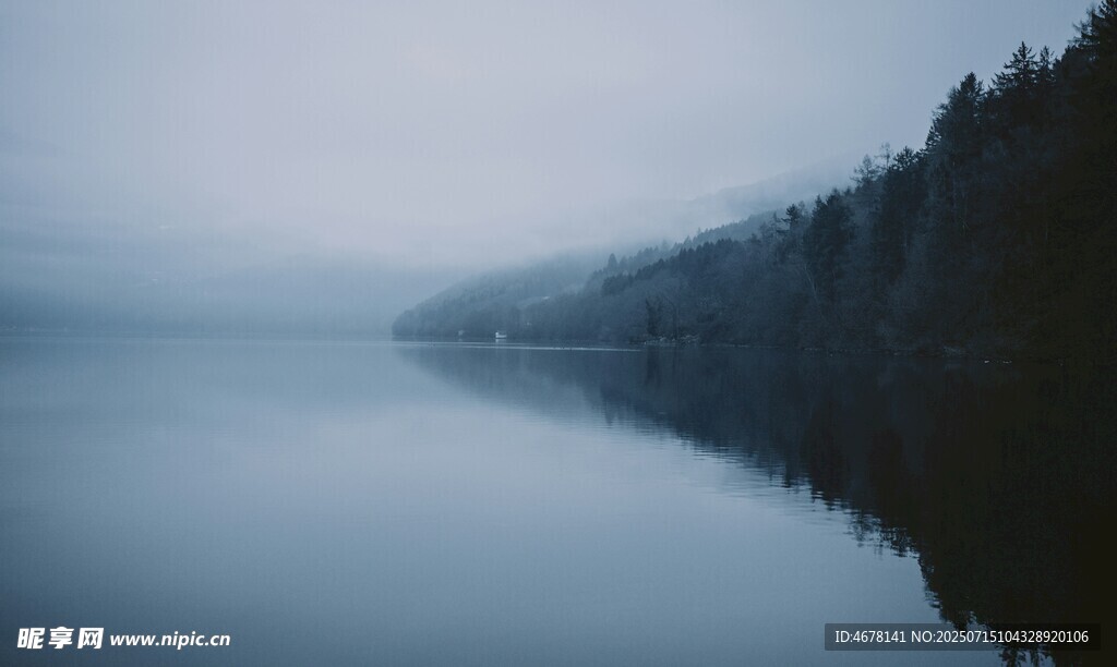 霧靄中的靜謐湖景