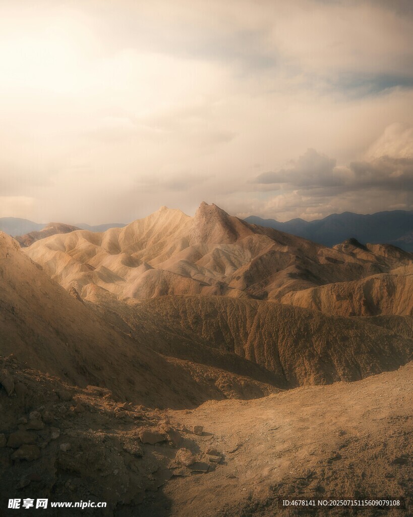壯麗山景云間光影交錯(cuò)