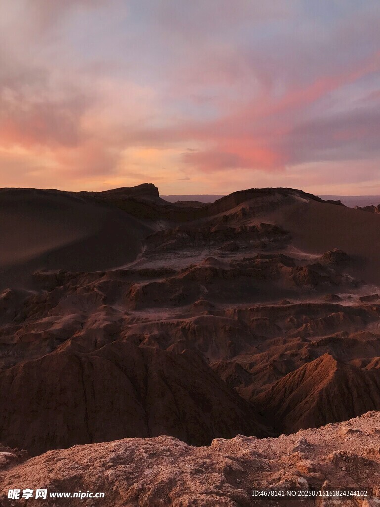 壯麗黃昏下的廣袤山地景觀