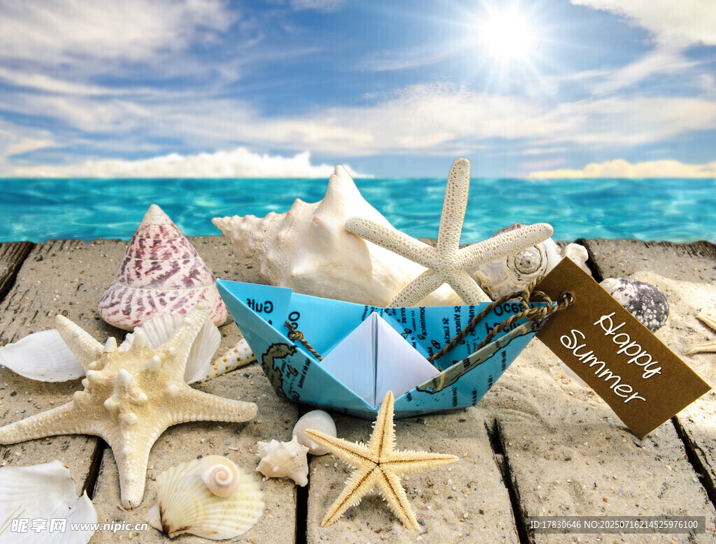 海邊貝殼與紙船的浪漫組合
