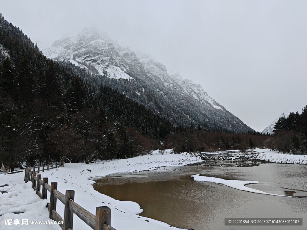 冬日雪山下的寧?kù)o河岸
