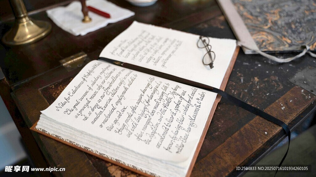 古樸翻開(kāi)的手寫(xiě)書(shū)籍