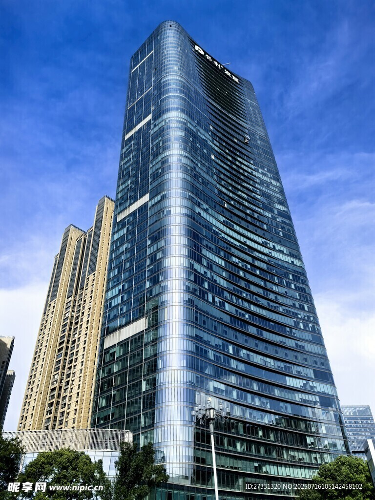 摩天大樓矗立城市天際線