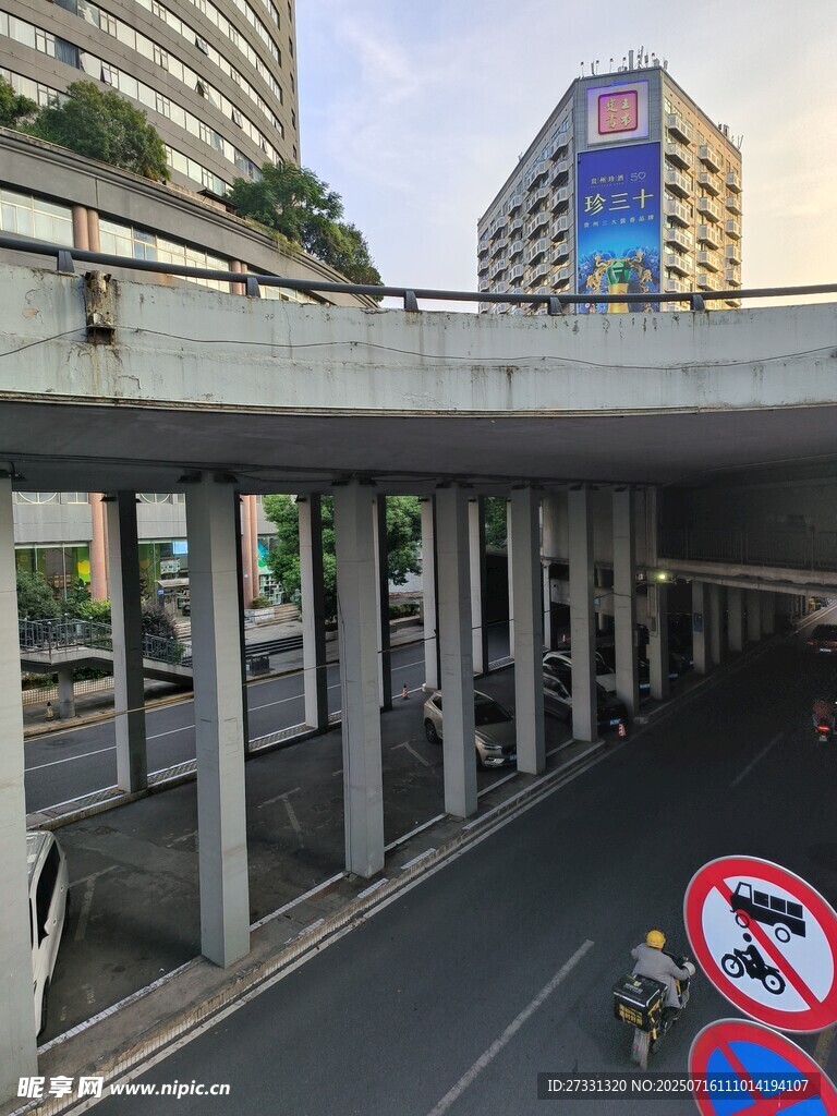 城市高架橋路段交通場(chǎng)景