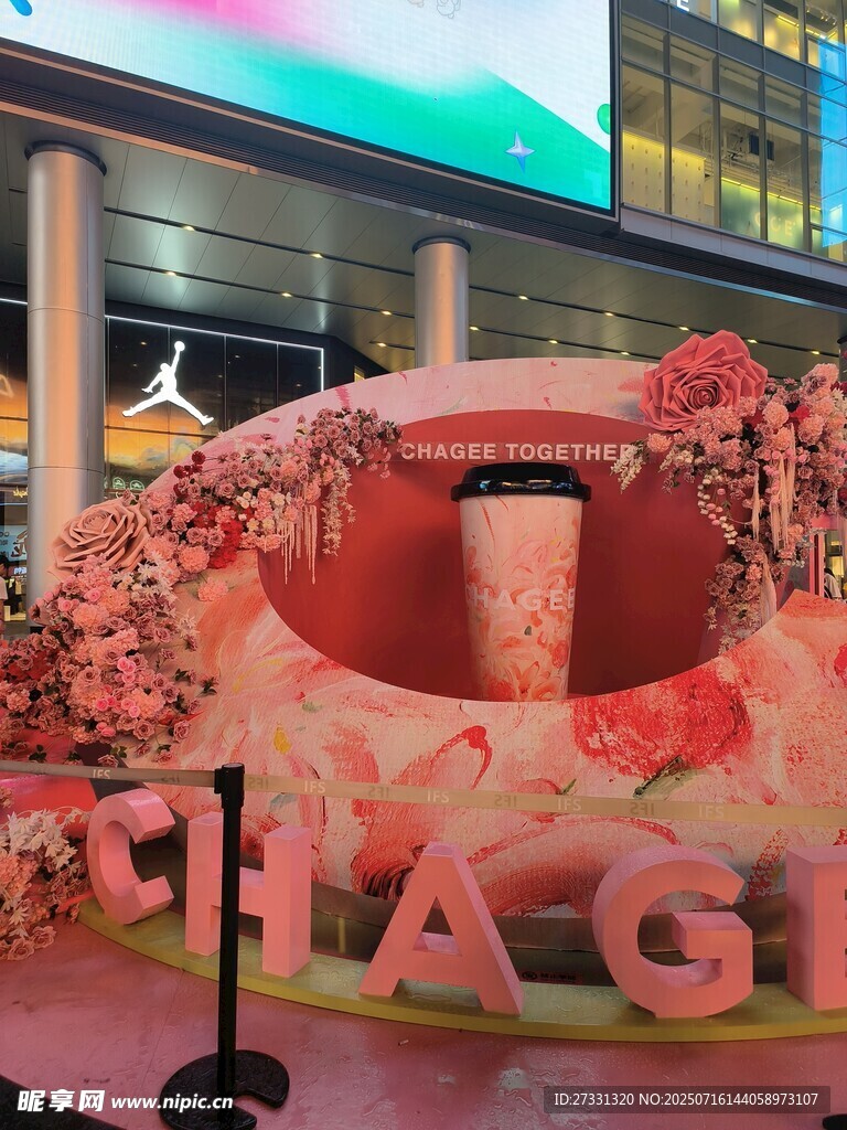 城市街頭浪漫花卉藝術(shù)裝置