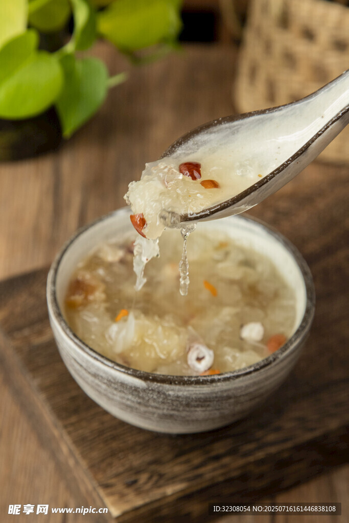 木桌上的美味養(yǎng)生銀耳羹