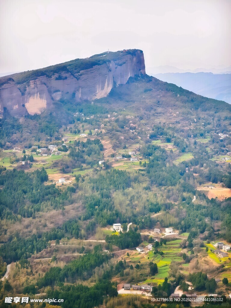 壯麗山巒下的村落景觀