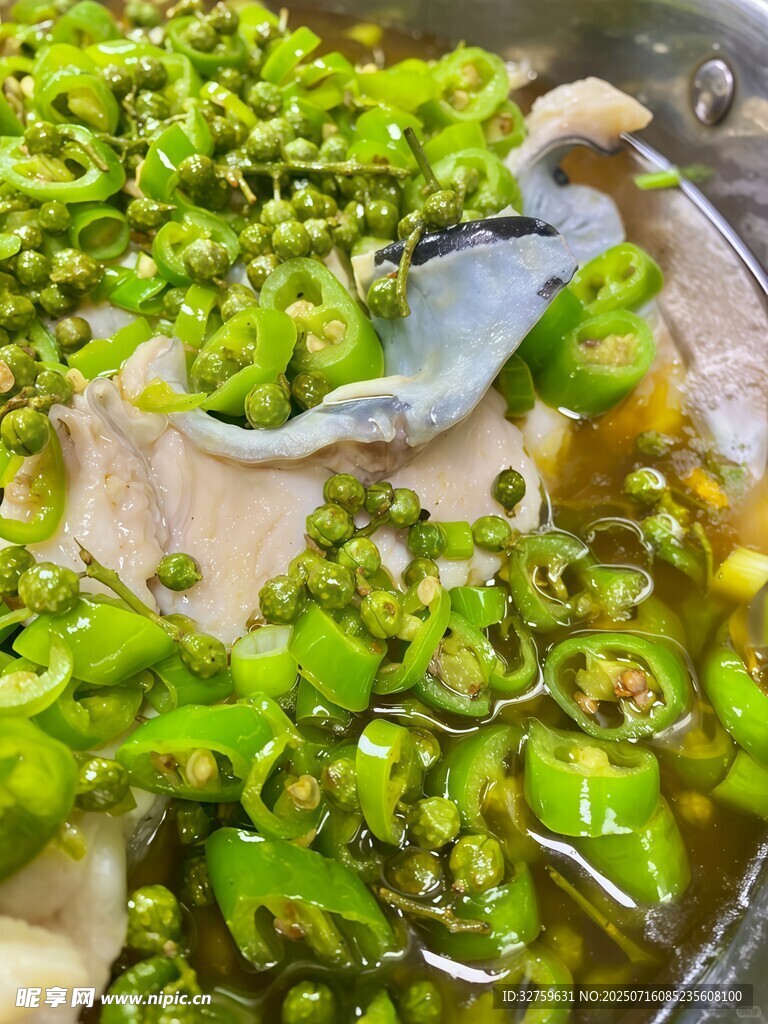 青椒炒物烹飪中的畫面魚片