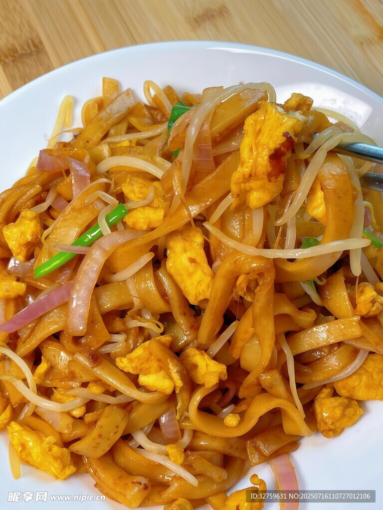 美味炒面雞蛋洋蔥配菜