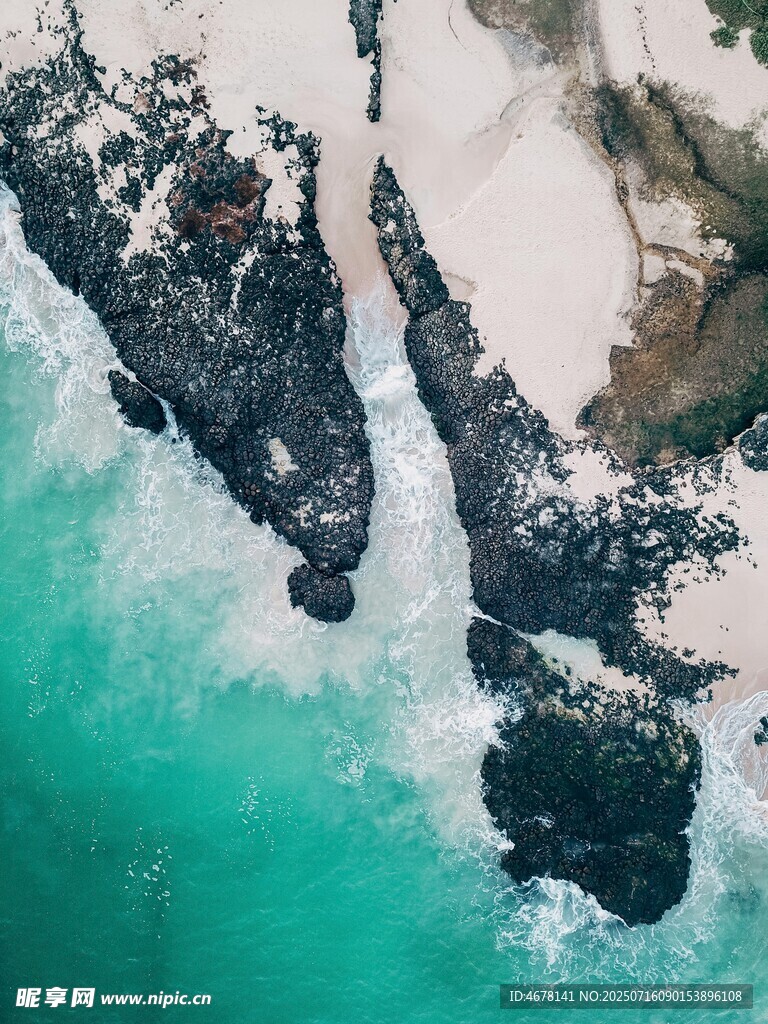 俯瞰碧海與嶙峋礁石