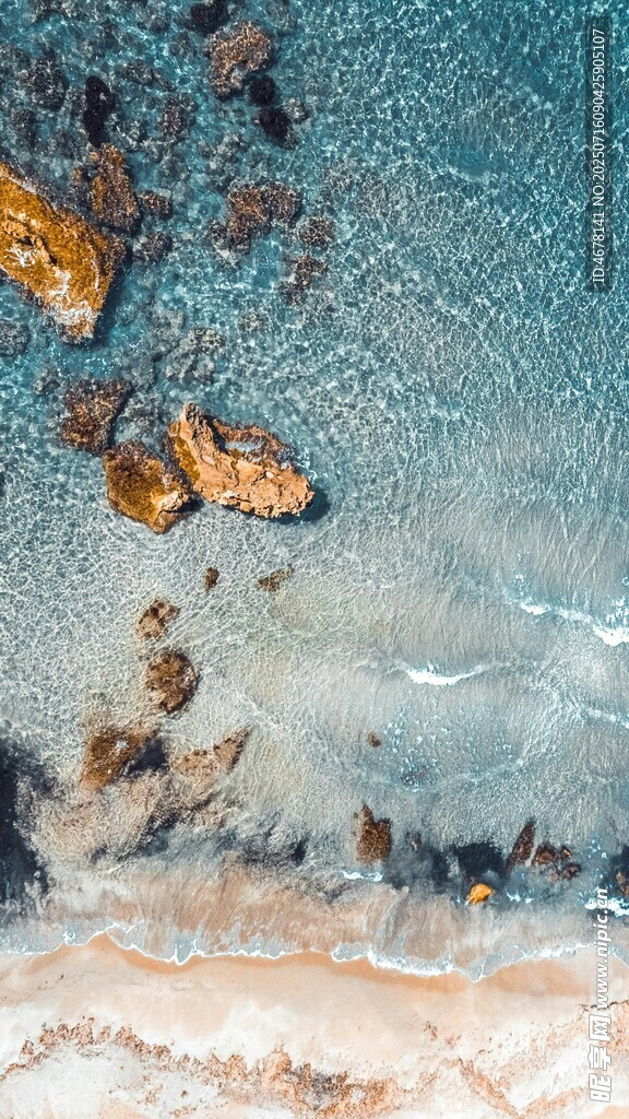 海邊礁石海浪輕拍瞬間