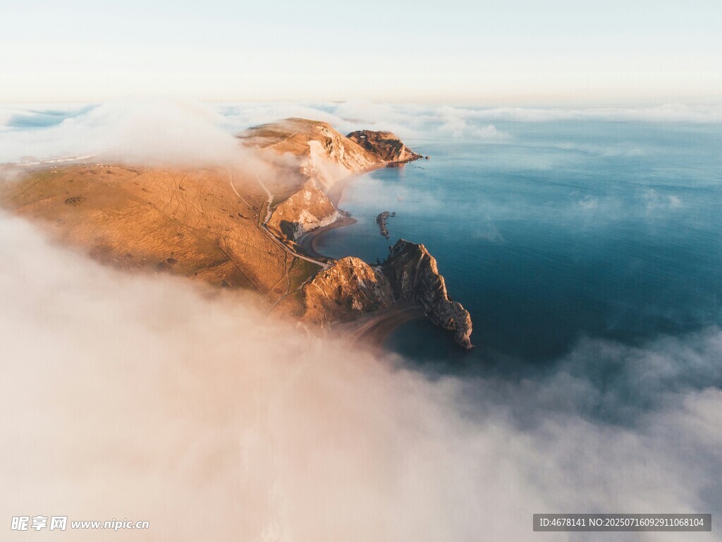 云海之上的孤聳山峰