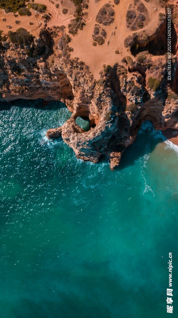 俯瞰碧海與嶙峋礁石