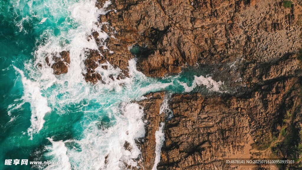 俯瞰碧海與嶙峋海岸