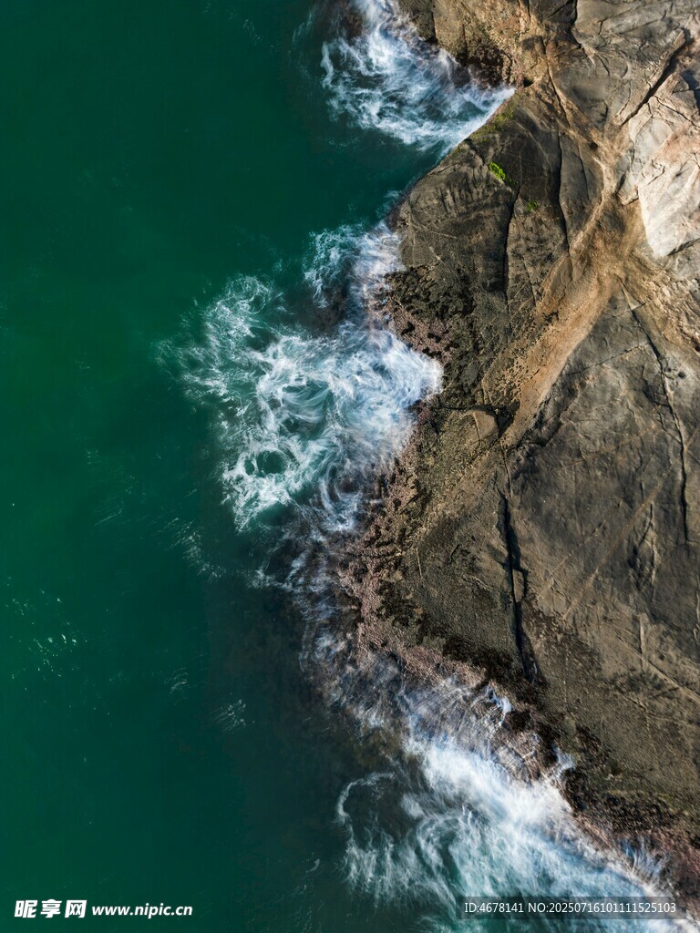 俯瞰碧海與嶙峋礁石