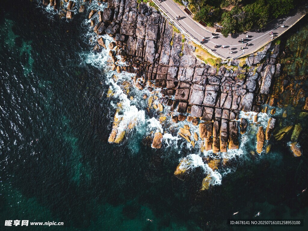 俯瞰海岸嶙峋礁石景觀