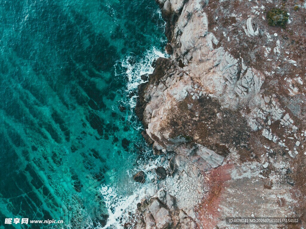 俯瞰碧海與嶙峋礁石