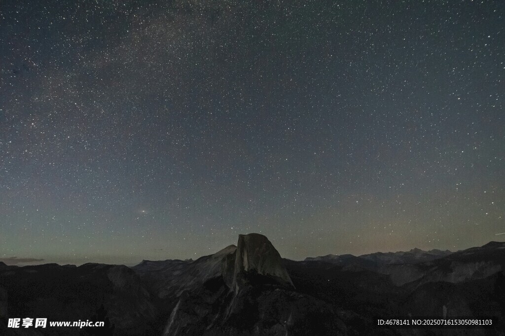 夜幕下的長城與璀璨星空