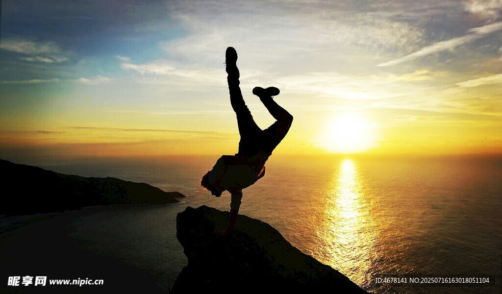 夕陽下的海邊倒立者