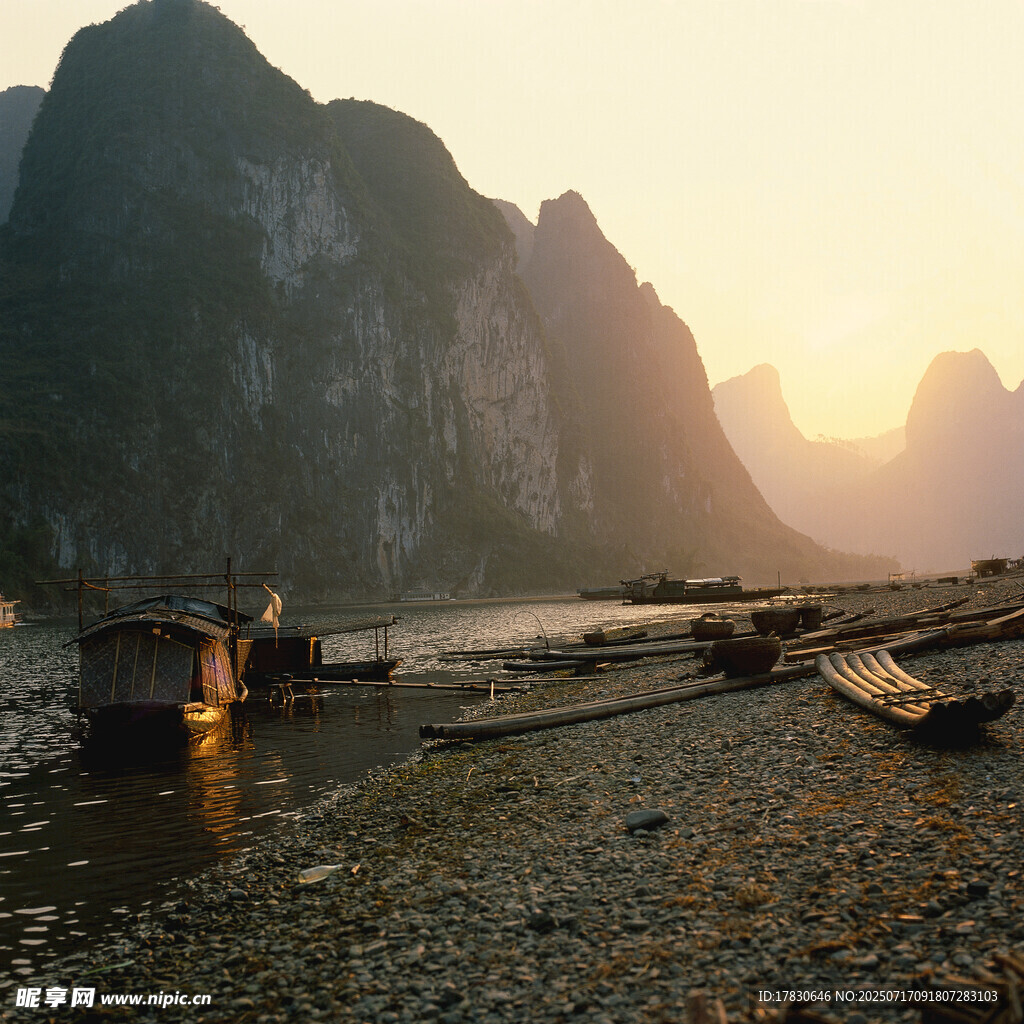 漓江畔的黃昏山水景致