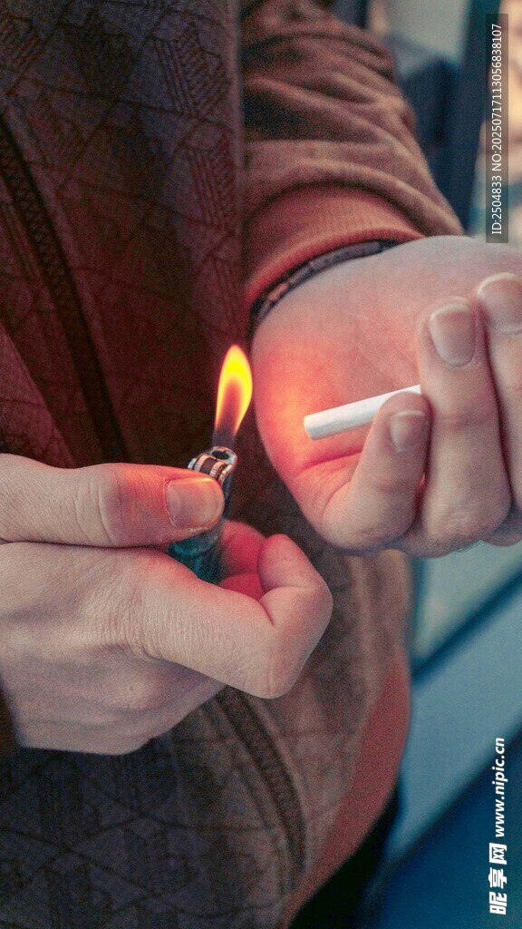 手用打火機(jī)點燃玻璃瓶