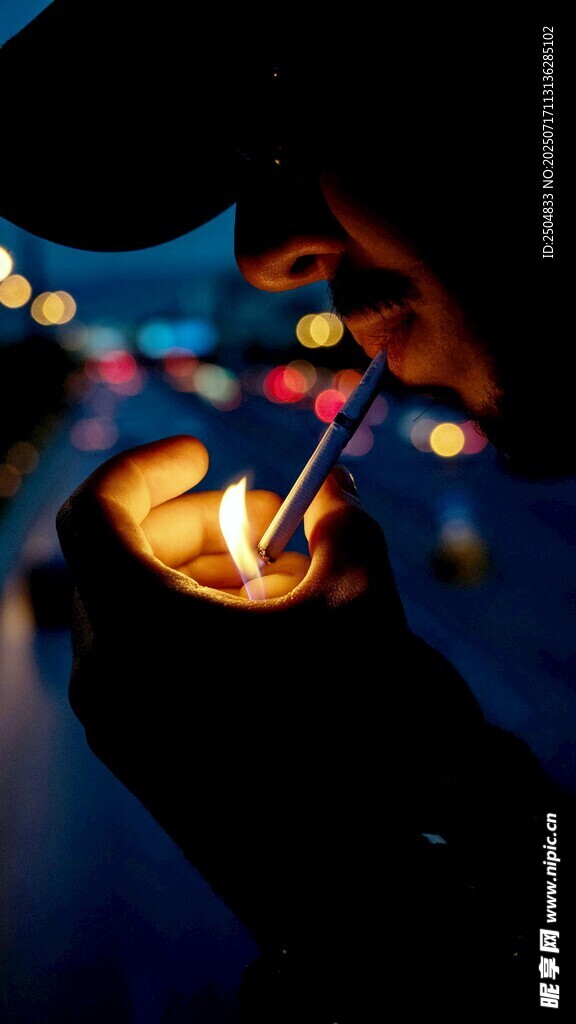 手中點(diǎn)燃的溫暖火焰