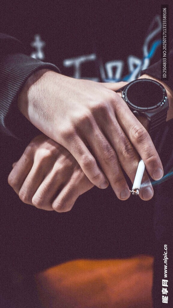 手夾香煙的氛圍感瞬間