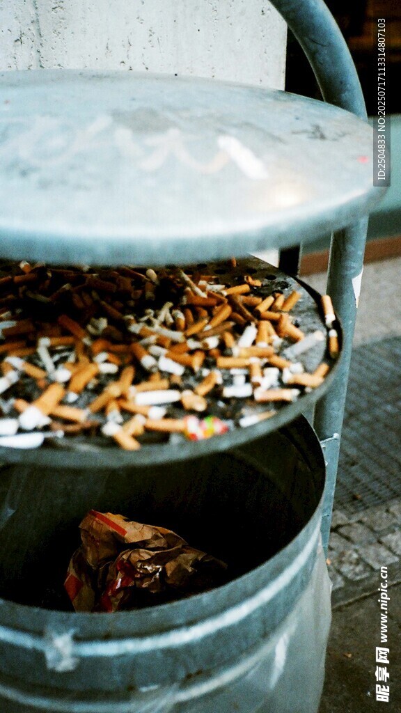 滿溢的金屬煙灰缸