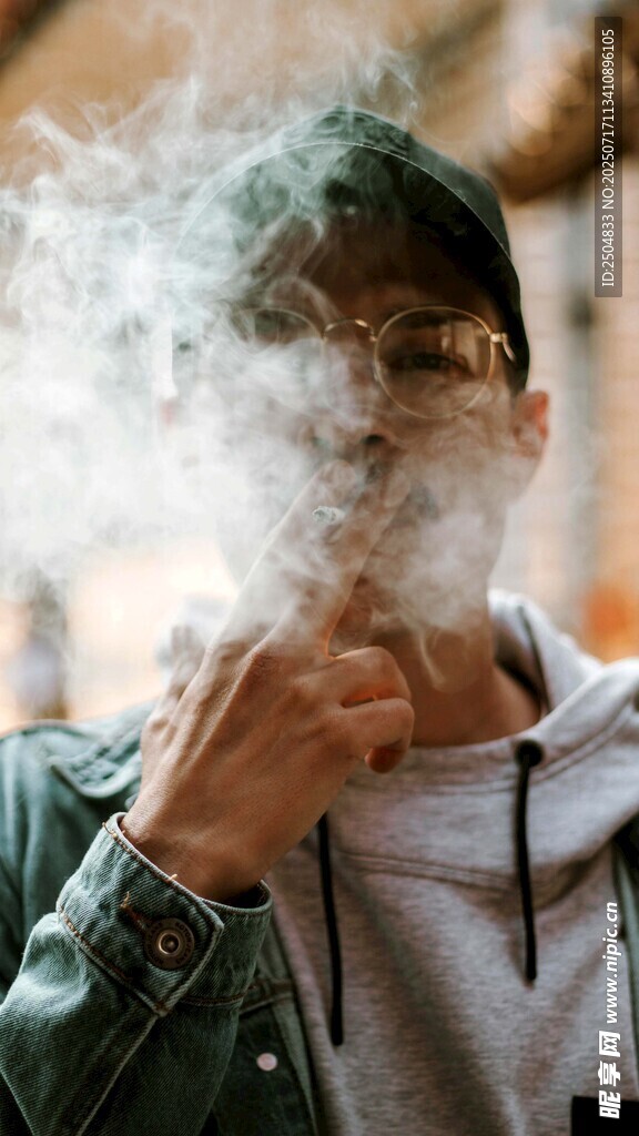 男子沉浸于繚繞煙霧中