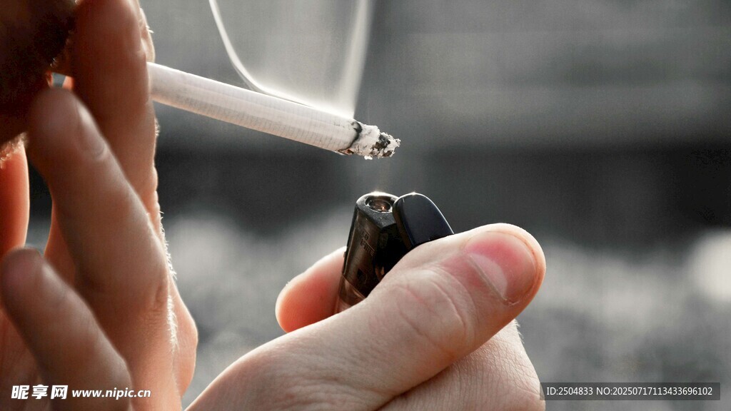 手用打火機點燃香煙