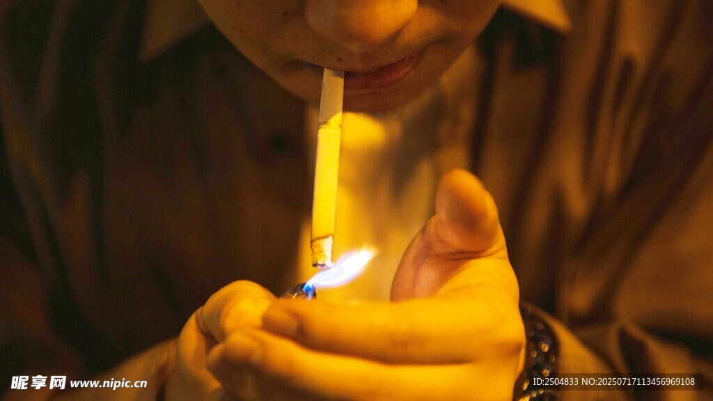 手中燃火的神秘瞬間