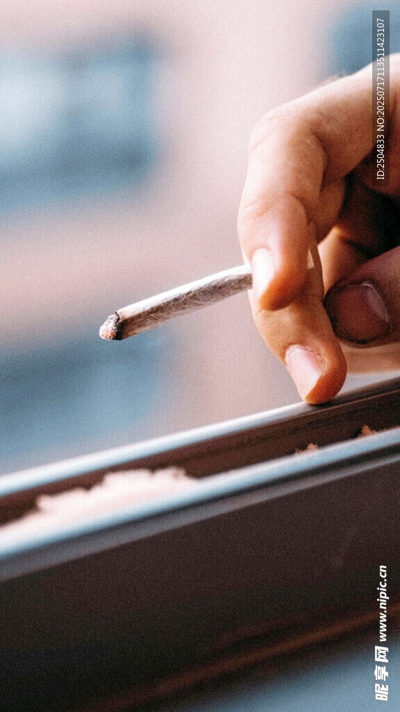 手持香煙倚窗場(chǎng)景