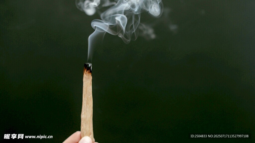 點(diǎn)燃的香散發(fā)裊裊青煙