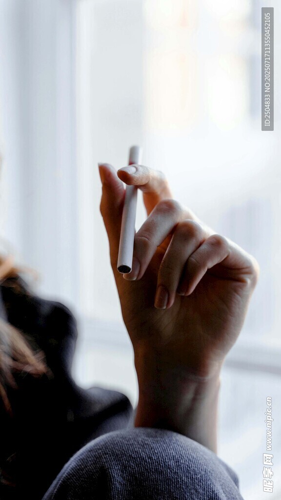 手托香煙的特寫瞬間