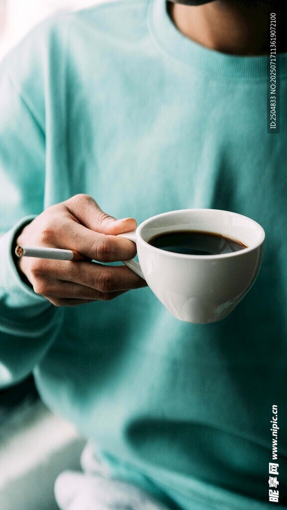 手持咖啡杯的愜意瞬間