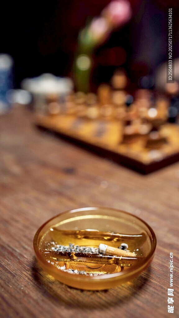 精致煙灰缸置于木質桌面
