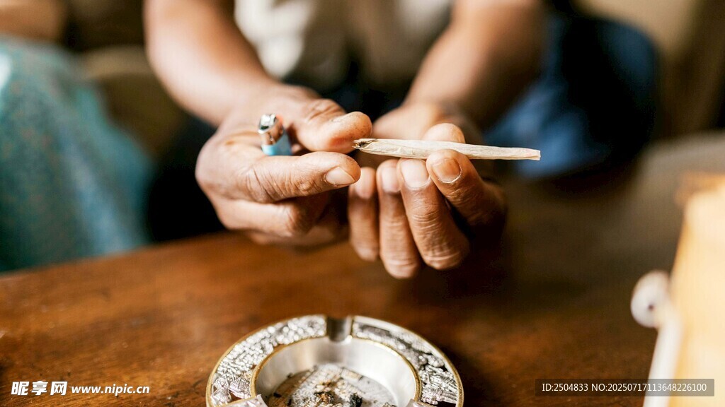 手間夾煙的休閑時刻