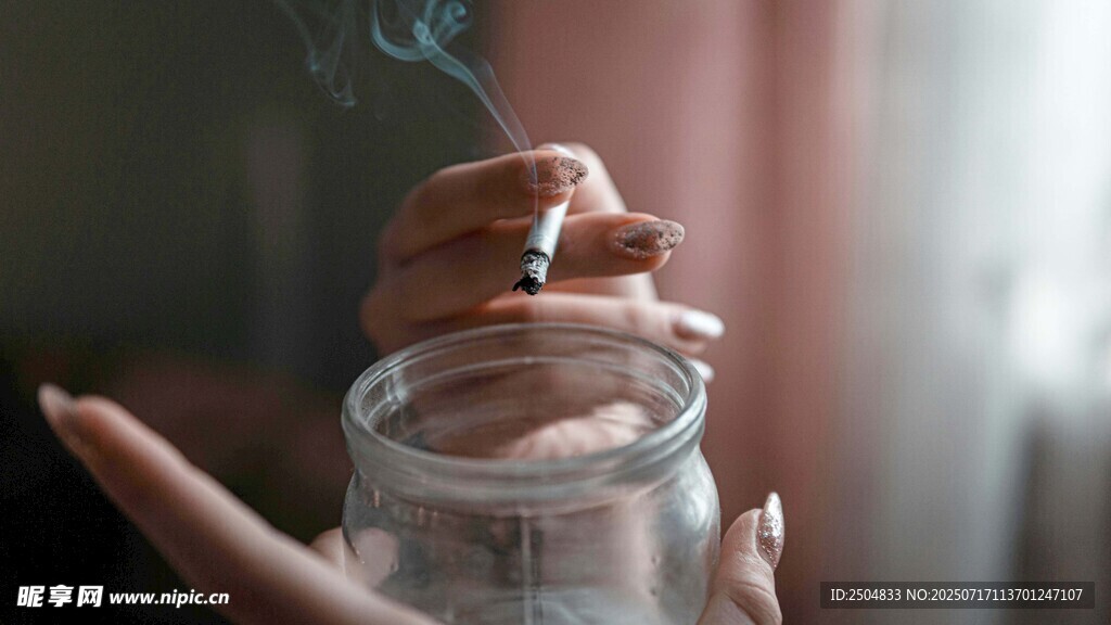 手托玻璃瓶與綠植特寫