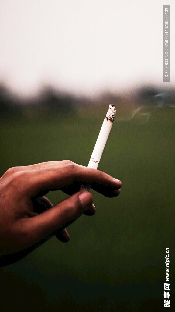 手持香煙特寫(xiě)