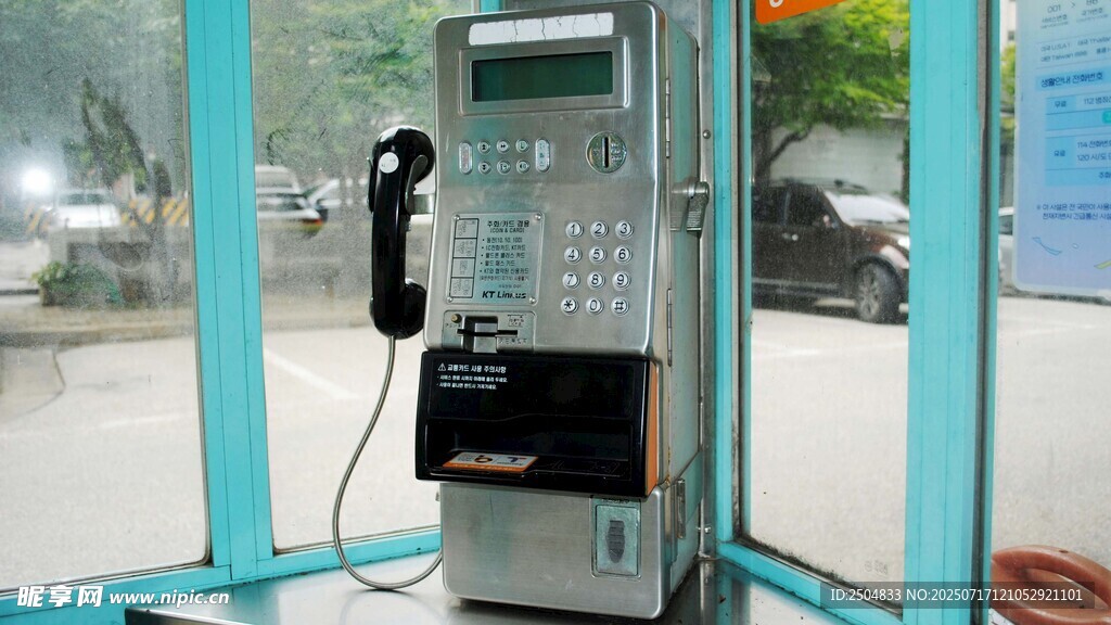 復(fù)古公用電話亭內(nèi)電話機(jī)