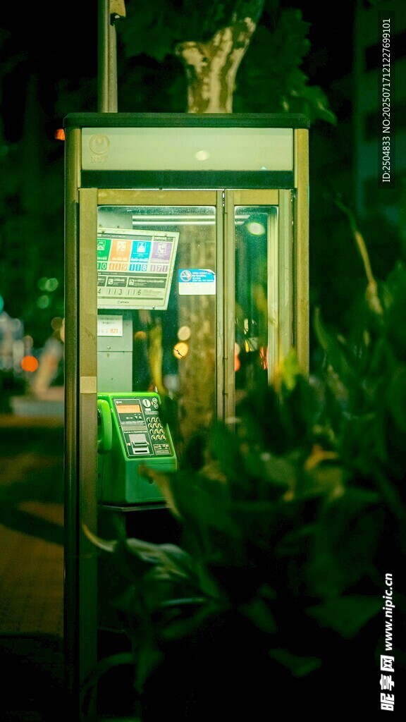 夜晚中的綠色公用電話亭